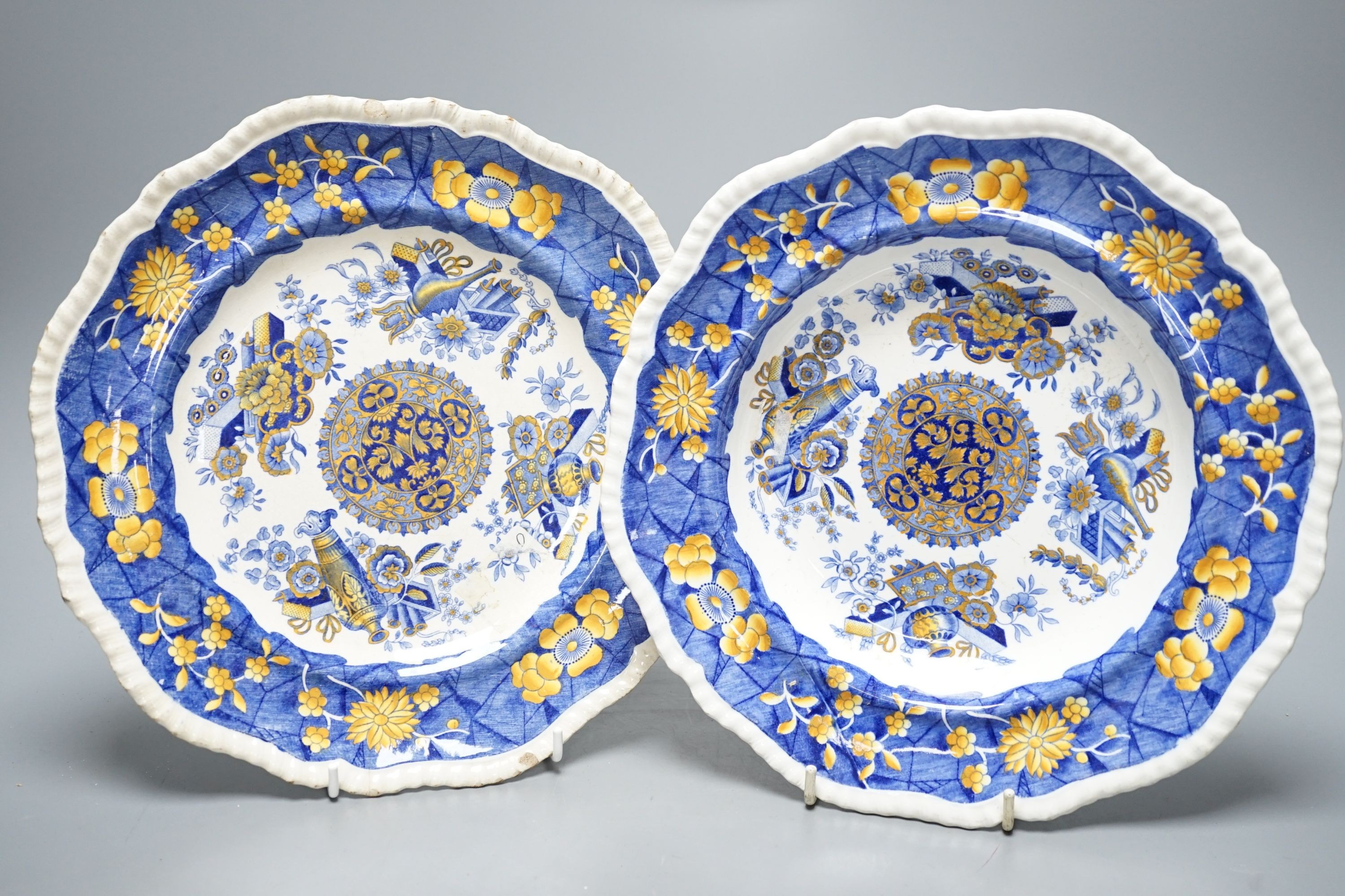 An 18th century Deflt vase and two early 19th century Spode pottery dishes, vase 24 cms high